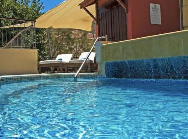 Hotel Library - Pool